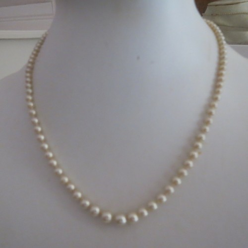 Vintage faux graduated pearl necklace 