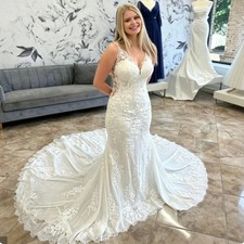 White Lace Mermaid Wedding Dresses V-Neck Sleeveless Bridal Gown Long Lace Train