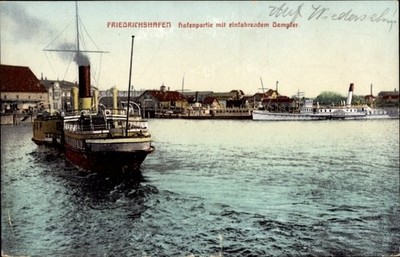 Ak Friedrichshafen am Bodensee,  Hafenpartie mit einfahrendem Dampfer - 5107112