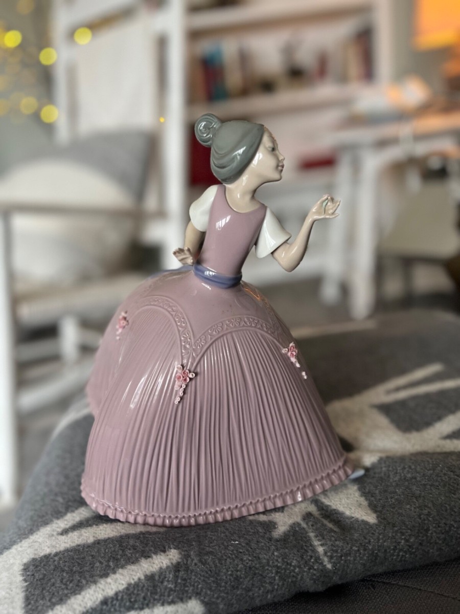 LLADROフィギュア 薄紫色ドレス Dancing in the wind Sculpture | Lladró® USA