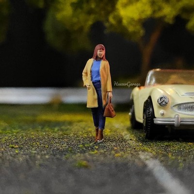 1/64 Scale Diorama Figure City Girl Long Coat #2 Painted Mini Scene Model GIFT