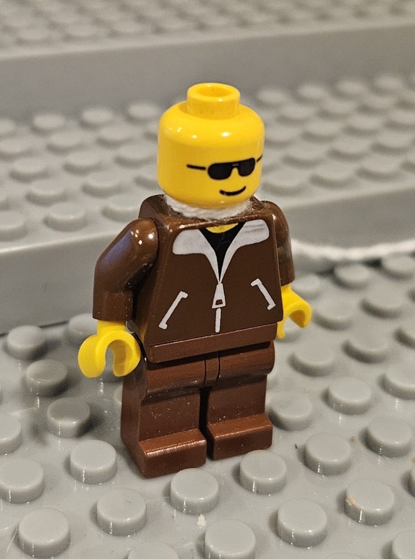Lego MINIFIGURE- Games Brown Jacket Brown Legs. Game003.  Lot90