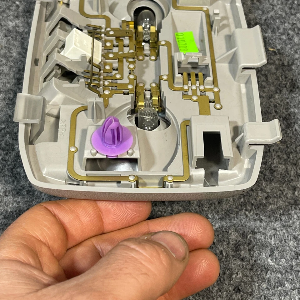 Lámpara domo asiento trasero Toyota Tundra 2008-2021 OEM gris Foto 4 de 4