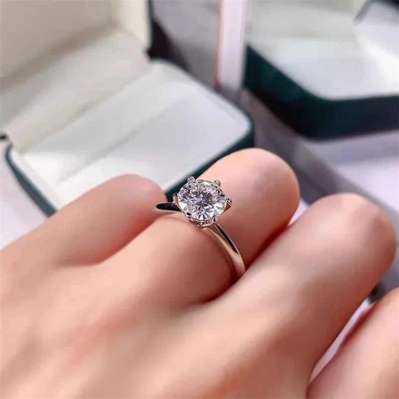 Anillo de circón redondo tono plata para mujer con ajuste de puntas alianza de boda clásica joyería Foto 3 de 4