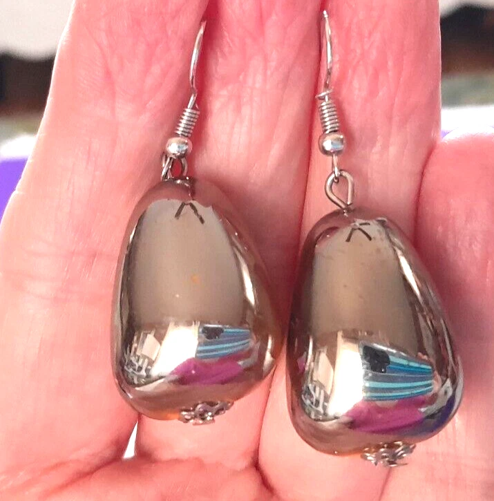 Pendientes colgantes en forma de lágrima de plata y naranja con flash psicólico espejado de 1,75" Foto 2 de 4