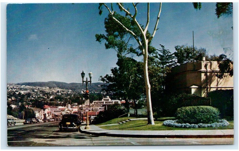 LAGUNA BEACH, CA California ~ STREET SCENE Victor Hugo Inn c1940s Cars Postcard