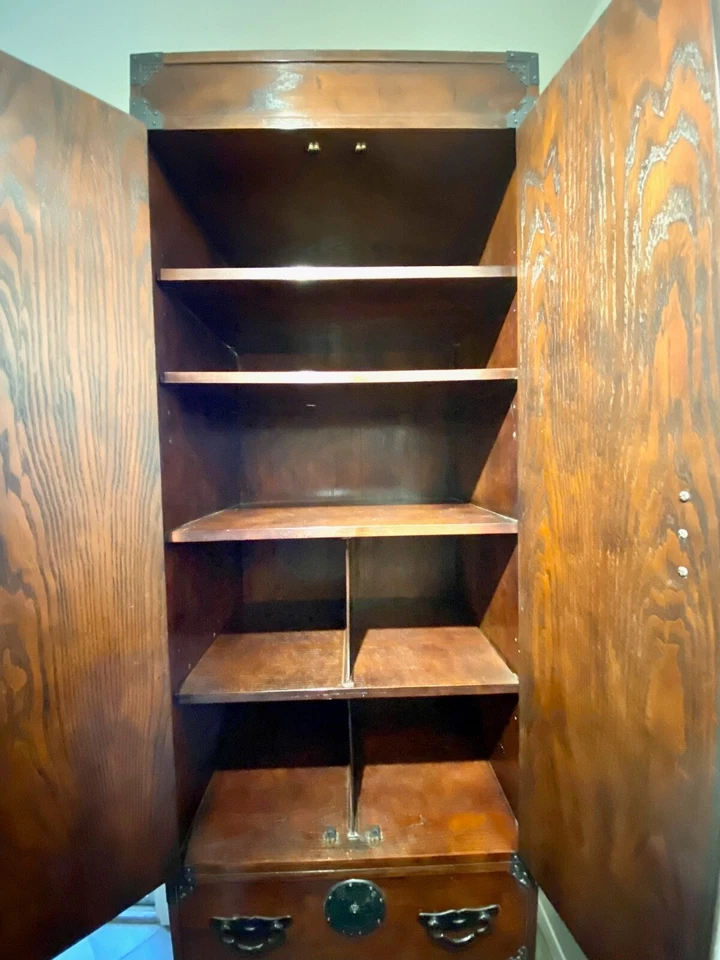 Alto rojizo oscuro, armario de Baker, asas ornamentadas, cajones y secciones interiores Foto 3 de 4