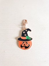 1 x Emaillierter Hexen Anhänger mit Karabiner Kürbis Halloween Schmuck Charms