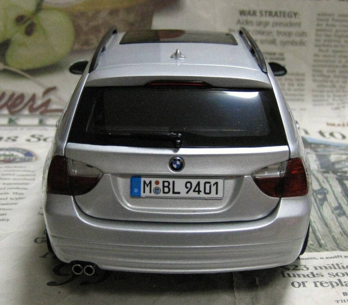 1/18 Kyosho BMW 330i Touring E91 Titanium Silver w/ Box From 1/18 Kyosho BMW 330i Touring E91 Titanium Silver w/ Box From