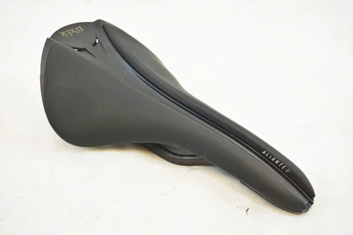 Used Fizik Aliante R1 Versus Evo Saddle / Baichariari Ariake Garden