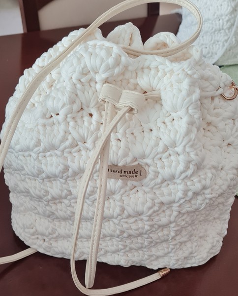 Bolso de hombro tejido crochet blanco