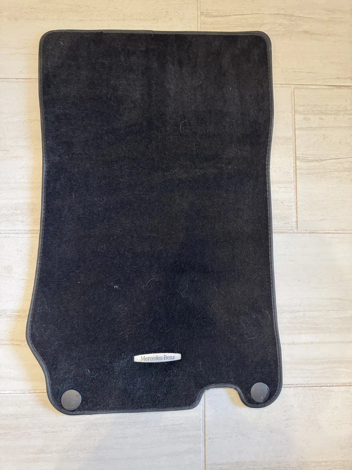 Комплект напольных ковриков Mercedes-Benz R230 03-12 SL черные от оригинального производителя SL550 SL55 SL600 SL65 - Изображение 3 из 4