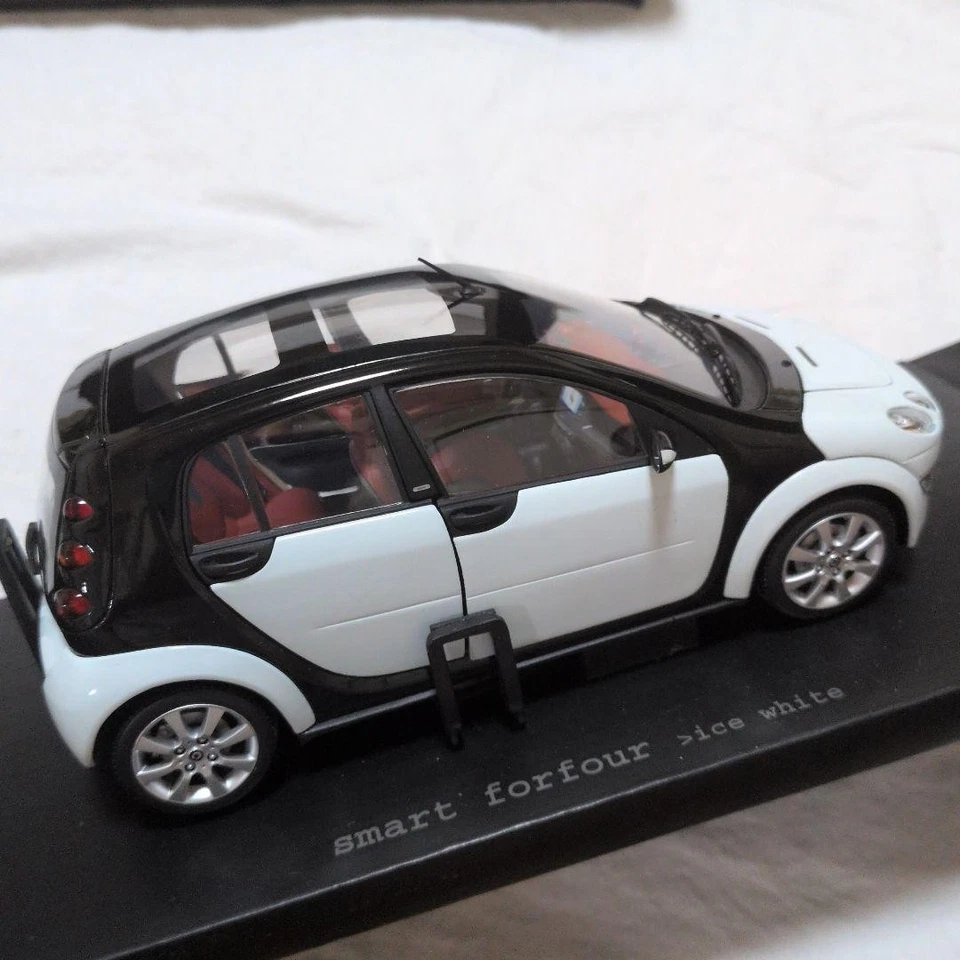 Kyosho 1/18 Smart Forfour Diecast Model Car Collectible - Image 4 of 4