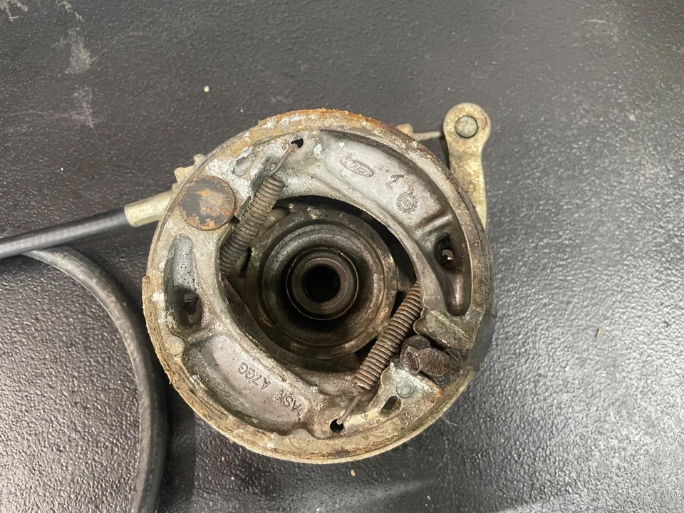 2001-2013 HONDA XR100 R CRF100 OEM PANEL DE FRENO DELANTERO JUEGO DE ZAPATAS BRAZO NECESITA ZAPATOS Foto 3 de 4