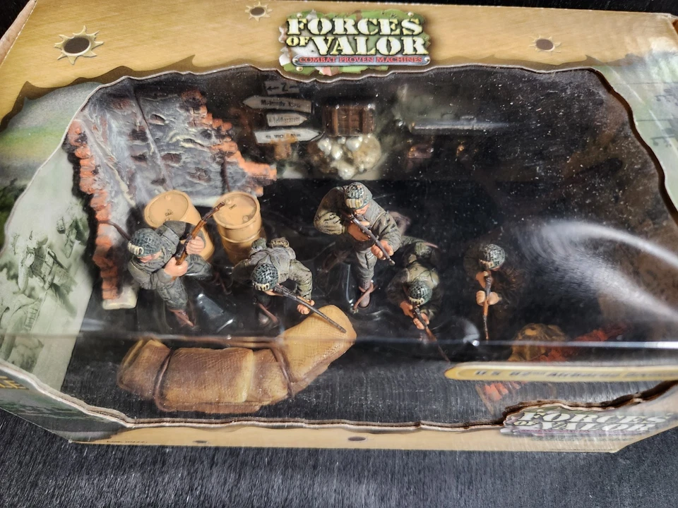 FORCES OF VALOR 1:32 EE. UU. 82nd AIRBORNE NORMANDY 1944 EXHIBICIÓN #93004 NUEVO EN CAJA Foto 2 de 4