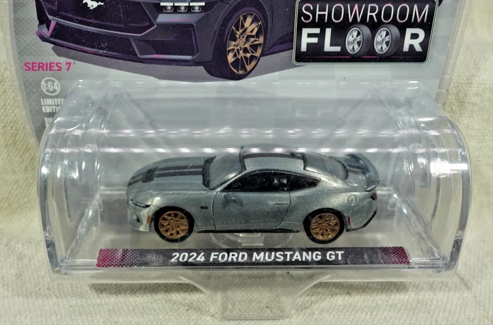 Piso Greenlight Showroom 2024 Ford Mustang GT RAW CHASE 1/64 Foto 2 de 2