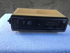Soundesign Electric Flip Clock from 1950-1960. Good Working Condition.