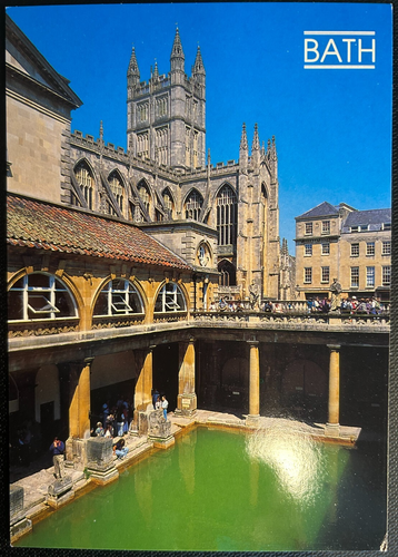 Postkarte: Hochansicht eines römischen Bades mit Abtei im Hintergrund, Bath, UK