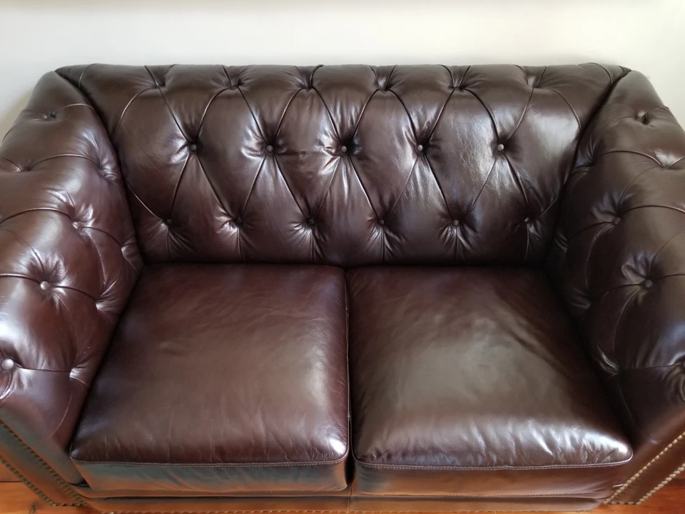 Sofá loveseat Chesterfield de cuero de grano superior de Hydeline, nuevo al por menor cuesta $2599 Foto 4 de 4