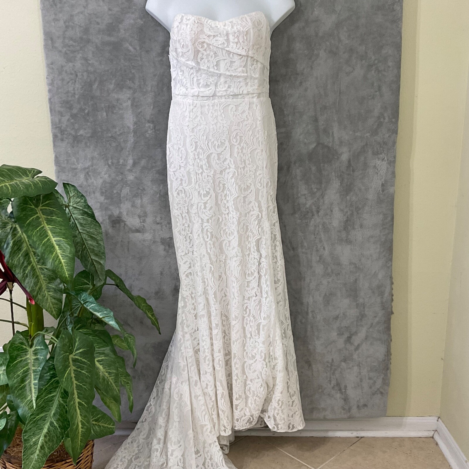 Vow’d Lace Wedding Gown women’s Size 10 white train tulle sweetheart corset image 9