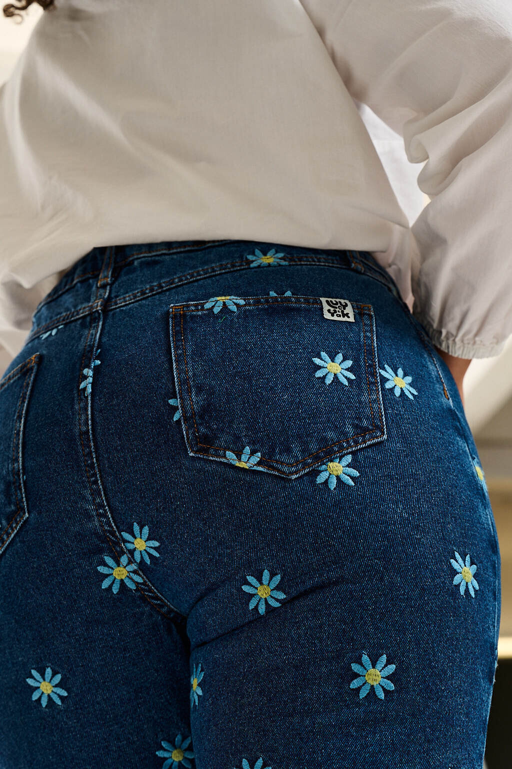 Lucy & Yak Embroidered Daisy-Mae Dana Mom Jeans Size 26 NWT image 5