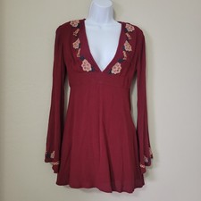 Forever 21 Womens Wine Red Long Sleeve V-Neck Floral Stitch Mini Dress Sz Small
