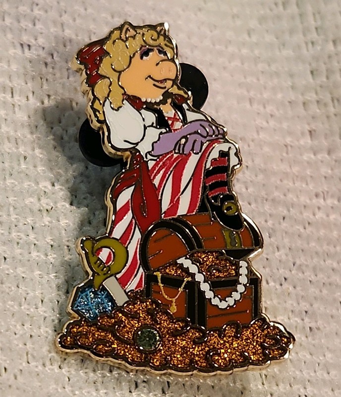 Disney Muppets Treasure Island Mystery Pin LE 450 Miss Piggy As Benjamin Gunn