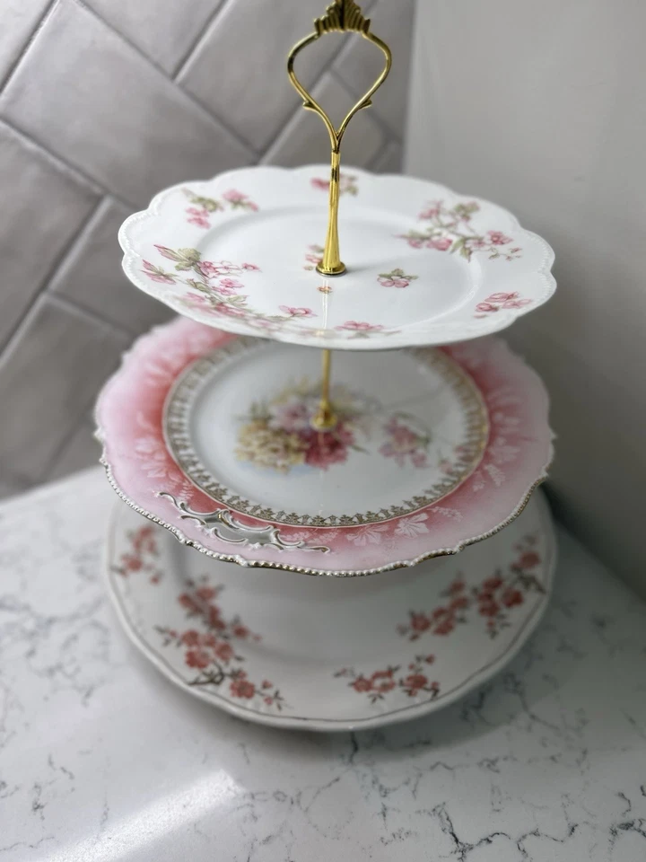 Plato de 3 niveles con adornos dorados y flores rosadas, base 12"" Foto 2 de 4