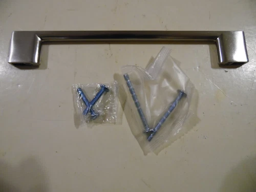 Top Knobs Satin Nickel Door/Drawer Bar Pull 6-1/4 in. Center to Center, 7-3/8 L - Picture 1 of 2