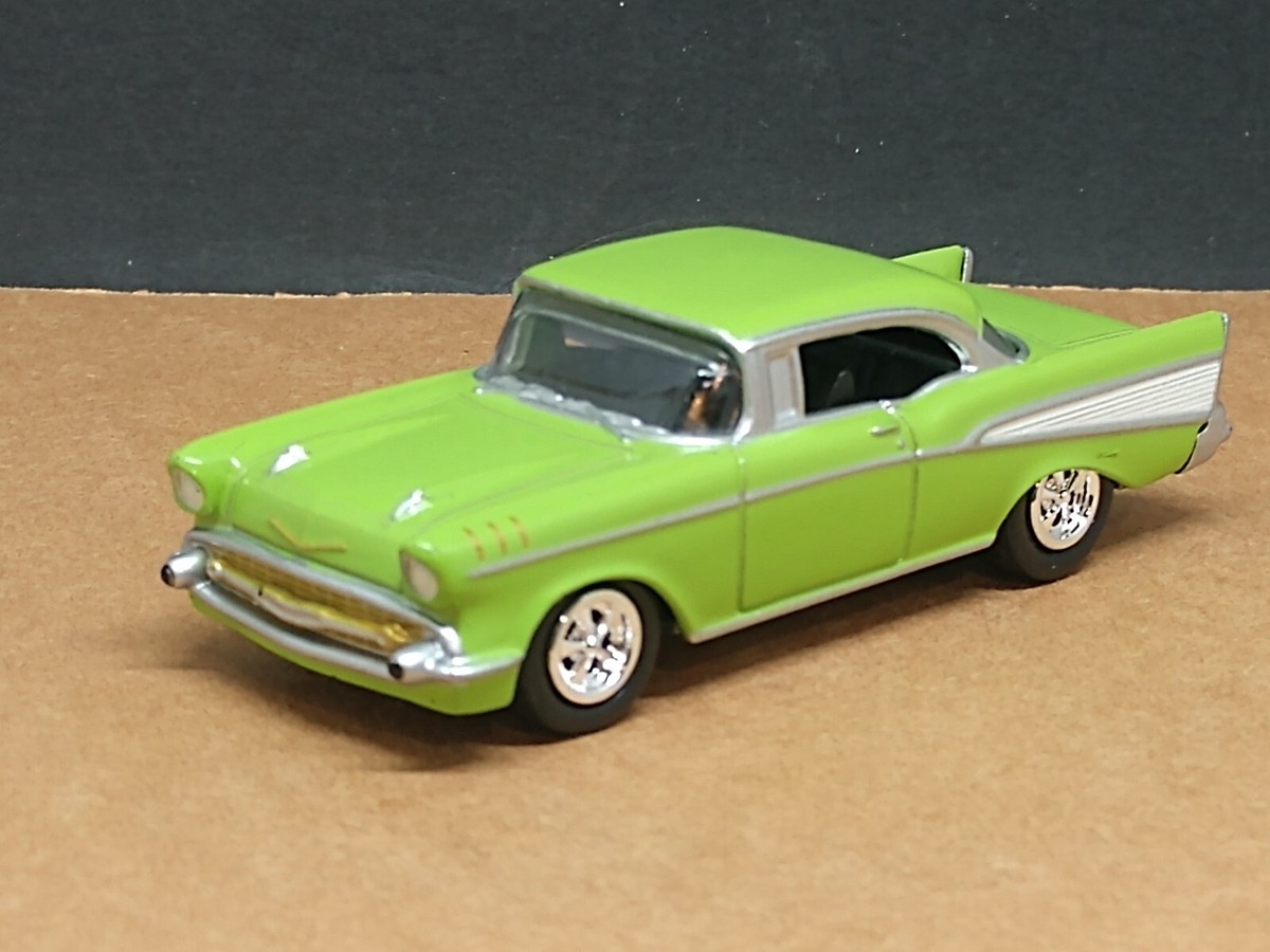 Auto In Miniatura Johnny Lightning, Chevrolet Bel Air Convertible 1957, Scala 1:64, Edizione Limitata Classic Gold - Foto 2