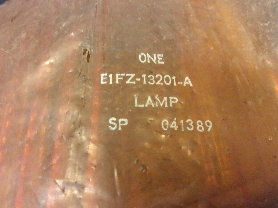 84-85 Ford Escort Mercury Lynx balde de lâmpada de estacionamento dianteiro esquerdo E1FZ-13201-A NOS - Imagem 2 de 4