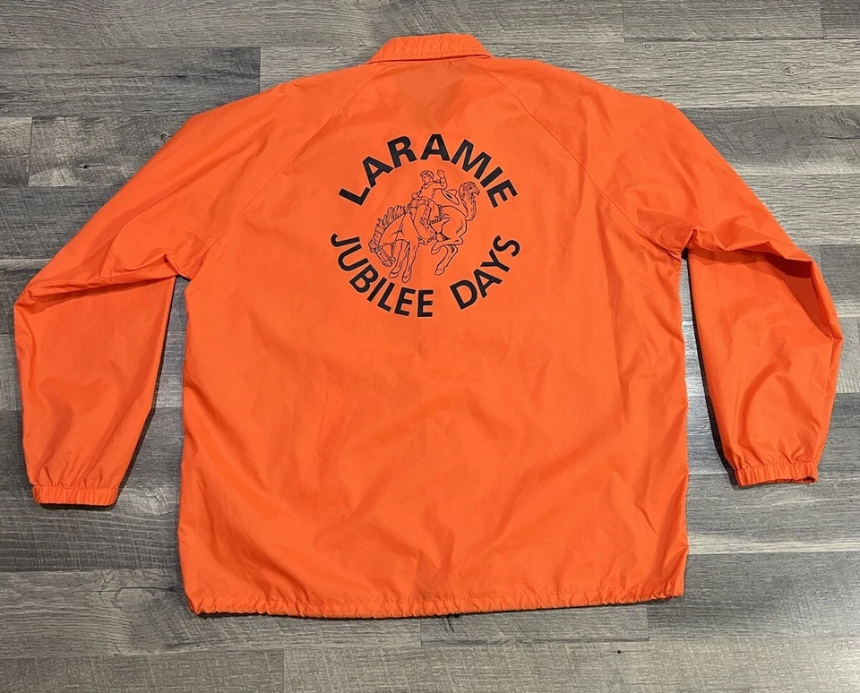 Jaqueta Colligiate Specific XL Masculina “Laramie Days” Treinador de Cavalo Cowboy Coaches - Imagem 2 de 4