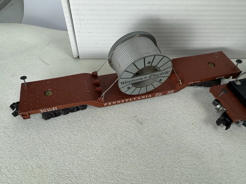 Lot (3) American Flyer S Gauge Depressed Flat Cars w/ Wire Spools & Searchlight - Image 4 of 4