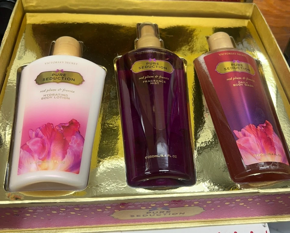 Victoria Secret Pure Seduction Meet, Wink & Be Merry Red ciruela y fresia conjunto de regalo Foto 3 de 4