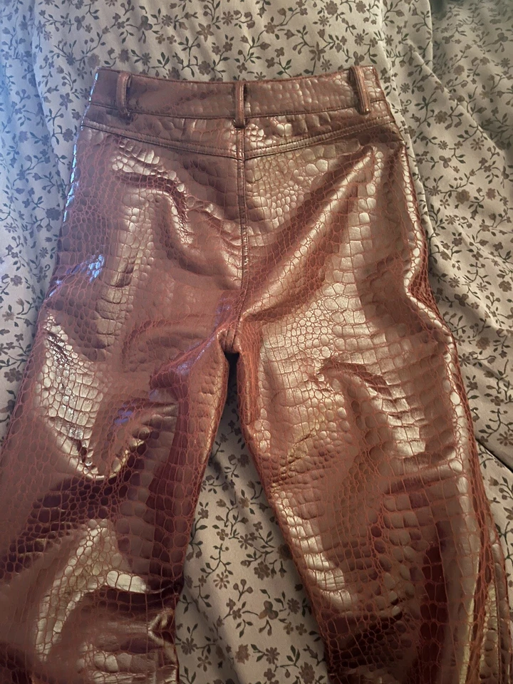 Pantalones Motel Rocks tiro alto rojo cocodrilo imitación cuero vegano talla XS Foto 4 de 4