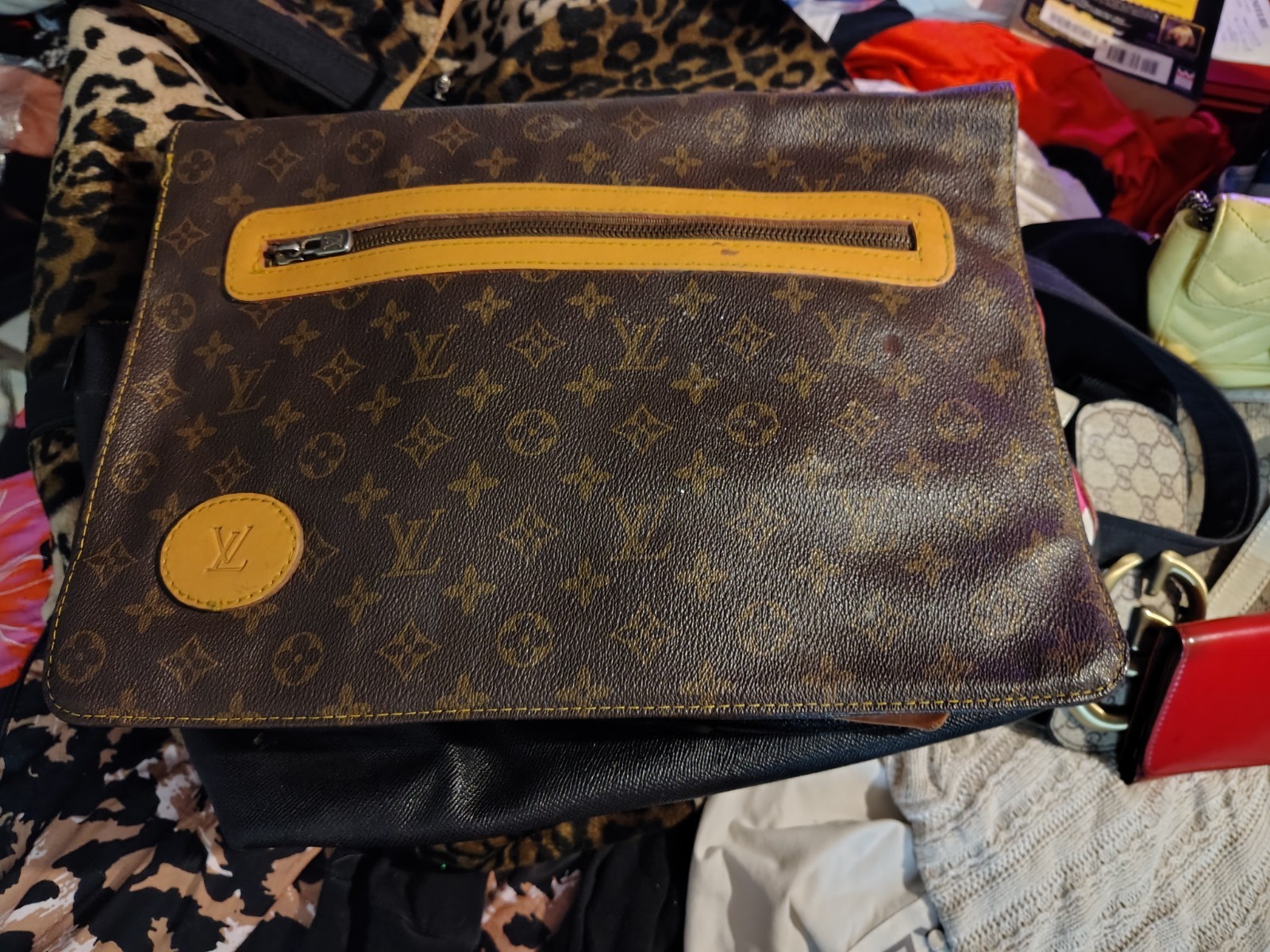 louis vuitton folder monogram large with pockets - image 1