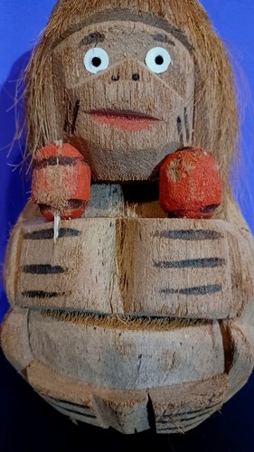 VINTAGE- Coconut Monkey-Hand Carved Figurine- Holding 2 Maracas - Picture 4 of 16