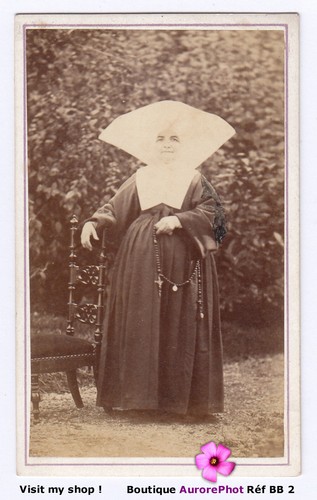 Concept religieux, une personne prie Dieu, une nonne, une église