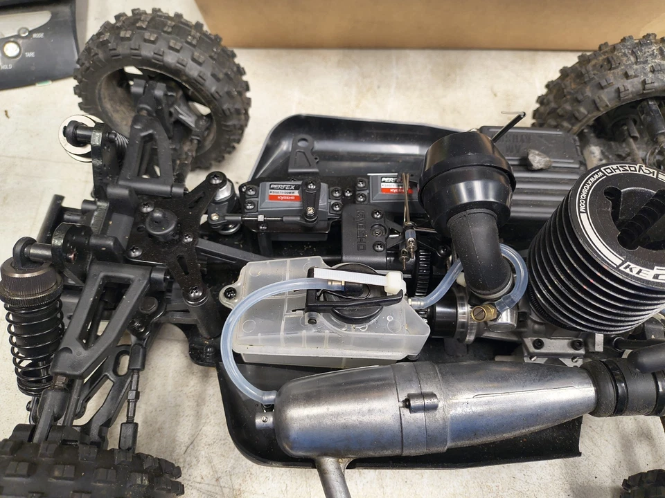 Kyosho Inferno Neo 3.0 amarelo nitro 1/8 com extras, combustível, garrafa de combustível, etc - Imagem 4 de 4