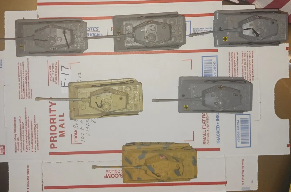 (F-17) 6 tanques King Tiger alemães Zylmex Segunda Guerra Mundial. Fundido. Pintado. Peças faltando. - Imagem 2 de 4