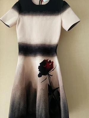 Vestido Alexander McQueen Talla XS Sombra Rosa Cuello Redondo Manga Corta - Imagen 1 de 4