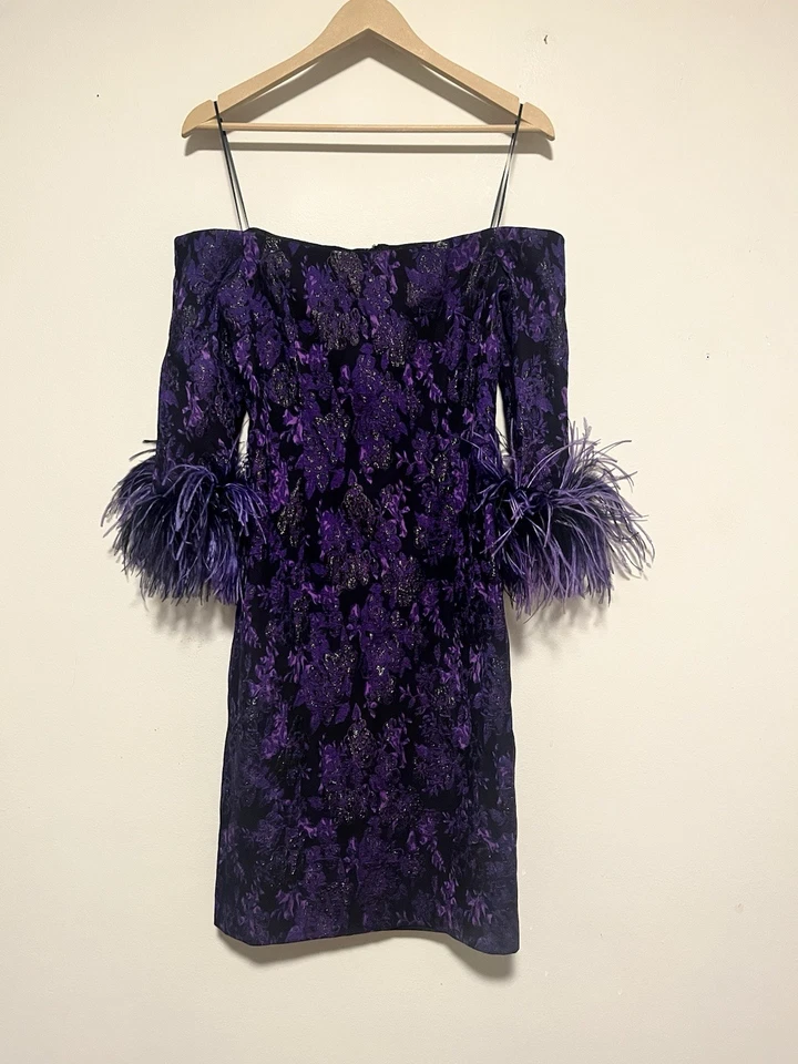 Vestido recto Teri Jon de Rickie Freeman púrpura con ribete de plumas escote cuadrado Foto 2 de 4