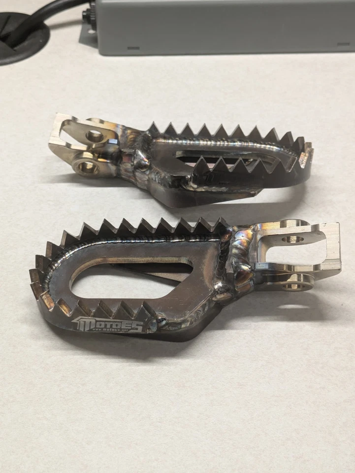 Clavijas de pie KTM Motoes acero inoxidable KTM Husqvarna gasolina 2017-2023 nuevas en caja Foto 3 de 4