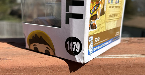 Funko POP! Figura Disney Pixar Up - Russell con Candy Bar #1479 - Imagen 7 de 8