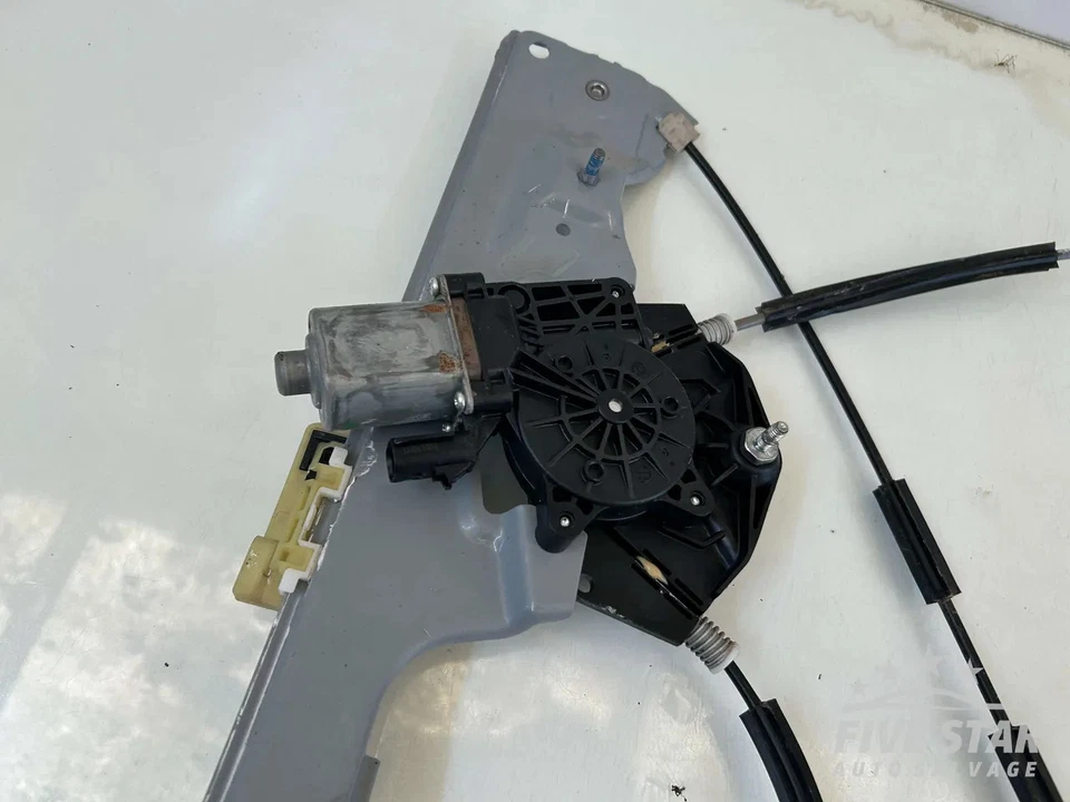 Chevrolet Colorado Front Door Electric Window Regulator With Motor Right 2018 - Image 2 of 4