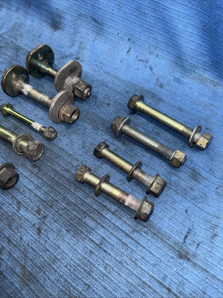 01-05 Juego de pernos de brazo de control trasero Lexus IS300 LH RH OEM pernos de suspensión excéntricos Foto 2 de 4