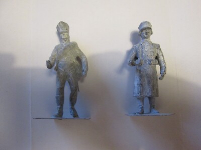 Zinnfiguren 2er-Set, unbemalt, preuß. Grenadier und dt. Soldat 2. Wk