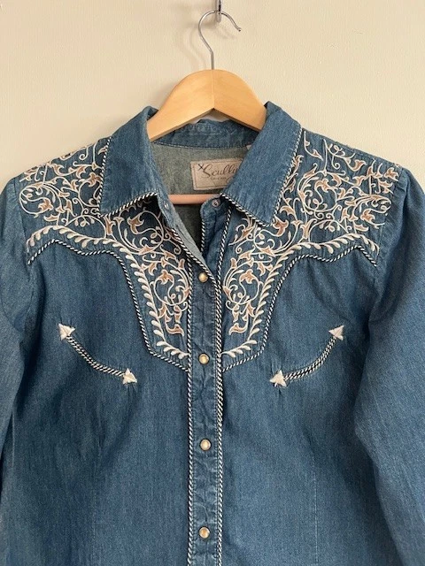 Camisa Scully Para Mujer Grande Azul Denim Desplazado Bordado Perla Occidental A Presión LS Foto 2 de 4