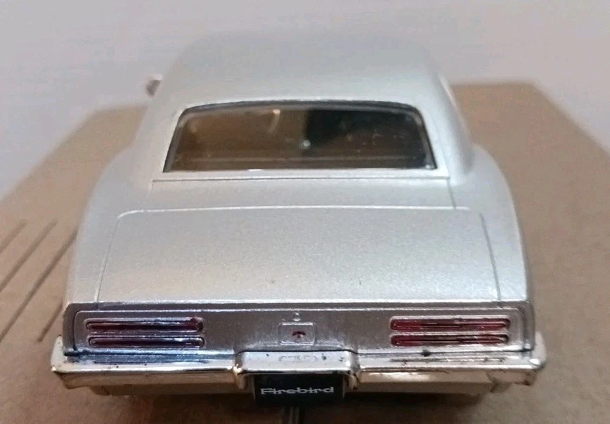 WELLY 1:24 Scale Diecast Model 1967 PONTIAC FIREBIRD 326 H.D. Silver - Image 4 of 4