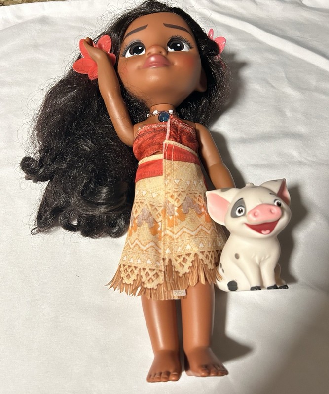 Disney Moana 11in Doll Wavy Black Hair Removable Clothes, talks. Pig included